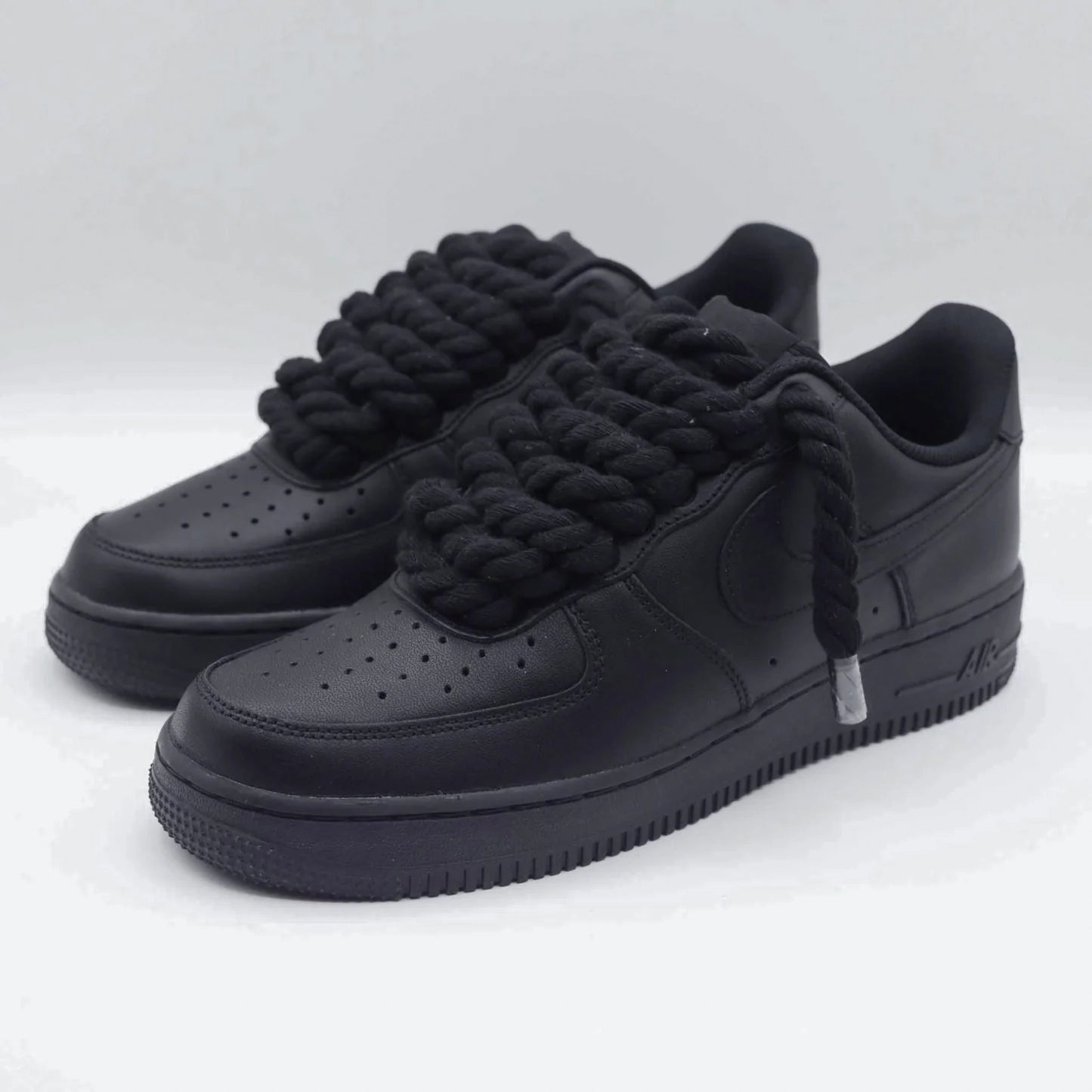 Čierne Nike Air Force 1 s čiernymi rope laces z predného bočného pohľadu
