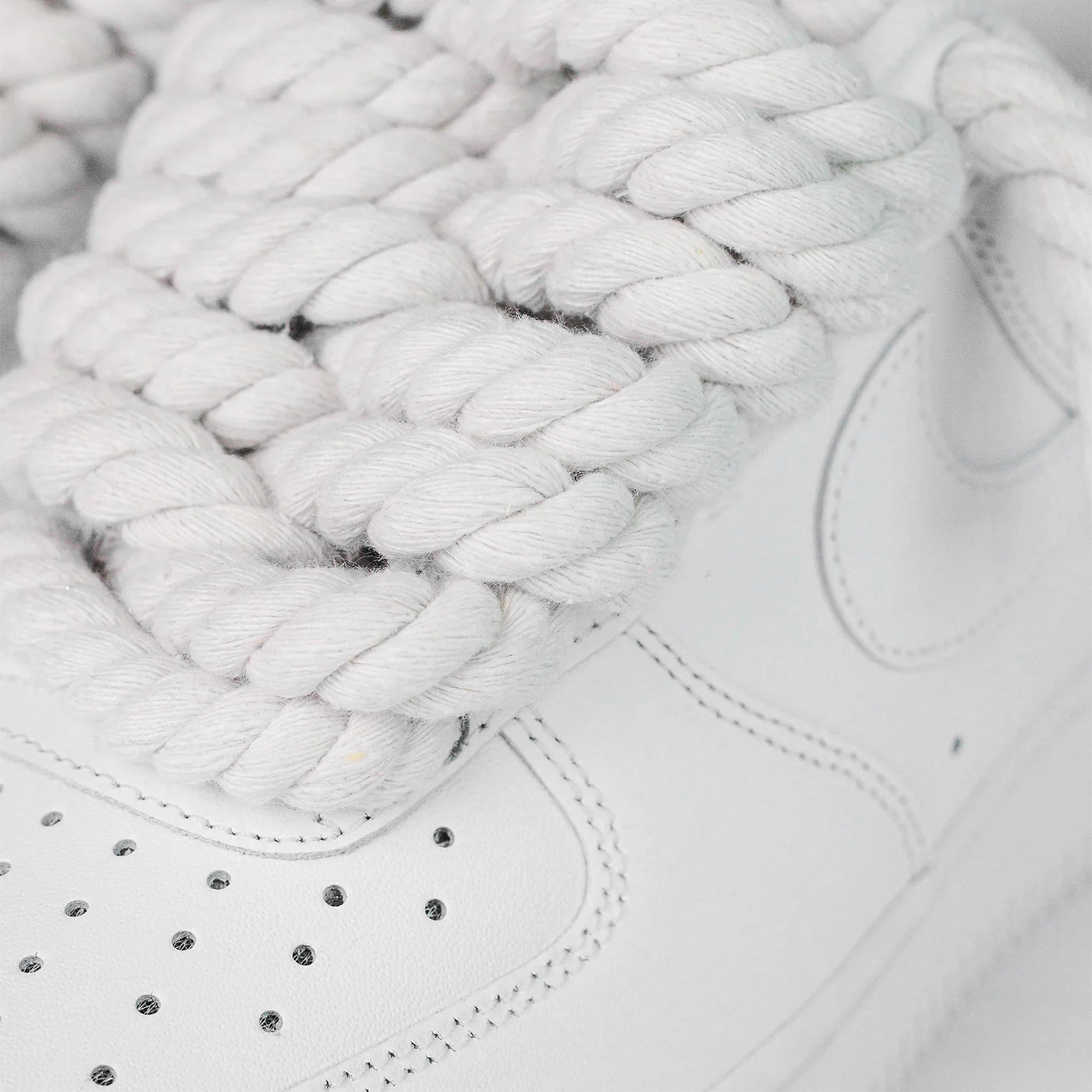 Detail bielych rope laces na bielych Nike Air Force 1