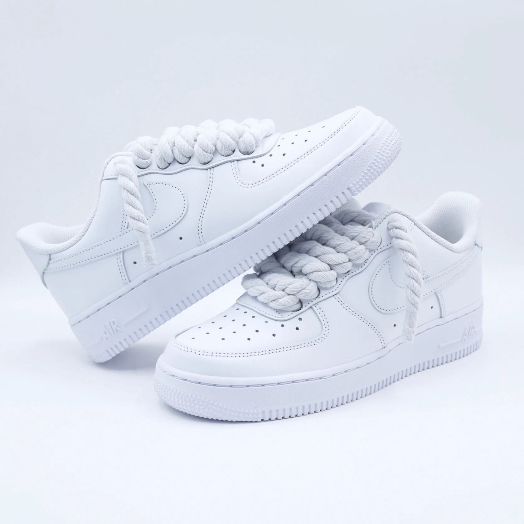 Biele Nike Air Force 1 s bielymi rope laces položené cez seba